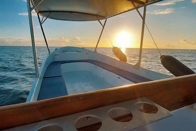 Guided sunset cruise on Raiatea Lagoon - 5:00 pm on Raiatea: the timing that makes sunsets work
