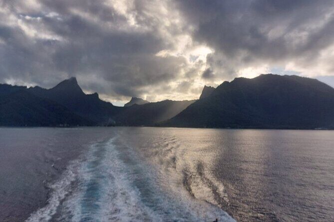 Moorea Private Full Day Tour - Cook’s Bay: mountains, turquoise water, and the classic Mo’orea photo