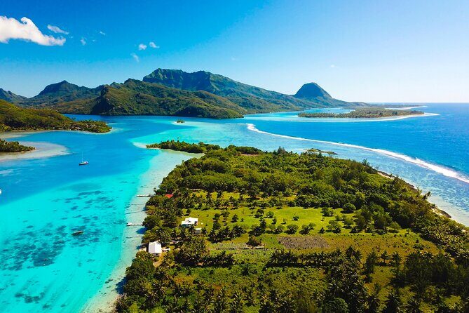 Private 30-minute flight downwind of Huahine - Meet Georges and how pilots shape the whole experience
