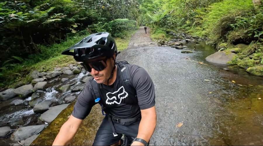 Tahiti E-bike, mtb, vtt Tour with Swimming and Lunch - Lunch inside the valley: simple fuel that keeps the pace steady